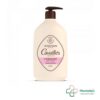 Rogé Cavaillès Lait Bain & Douche Hydratant 400 ml est un soin lavant surgras spécialement conçu pour les peaux sèches et sensibles. Sa formule enrichie en surgras végétal pro-régénérant® et en protéines de lait nettoie délicatement la peau tout en aidant à préserver son hydratation naturelle. Sans savon et testé dermatologiquement, il convient à toute la famille dès 1 an. Bénéfices Nettoie en douceur sans dessécher la peau. Hydrate et protège les peaux sèches au quotidien. Aide à préserver le processus naturel de régénération cutanée. Texture crème onctueuse au parfum fleuri et crémeux. Convient au visage et au corps. 85 % d’ingrédients d’origine naturelle. Conseils d’utilisation Appliquer sur peau mouillée sous la douche ou dans le bain, faire mousser puis rincer abondamment. Format : Flacon 400 ml – idéal pour une utilisation quotidienne par toute la famille.