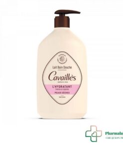 Rogé Cavaillès Lait Bain & Douche Hydratant 400 ml est un soin lavant surgras spécialement conçu pour les peaux sèches et sensibles. Sa formule enrichie en surgras végétal pro-régénérant® et en protéines de lait nettoie délicatement la peau tout en aidant à préserver son hydratation naturelle. Sans savon et testé dermatologiquement, il convient à toute la famille dès 1 an. Bénéfices Nettoie en douceur sans dessécher la peau. Hydrate et protège les peaux sèches au quotidien. Aide à préserver le processus naturel de régénération cutanée. Texture crème onctueuse au parfum fleuri et crémeux. Convient au visage et au corps. 85 % d’ingrédients d’origine naturelle. Conseils d’utilisation Appliquer sur peau mouillée sous la douche ou dans le bain, faire mousser puis rincer abondamment. Format : Flacon 400 ml – idéal pour une utilisation quotidienne par toute la famille.