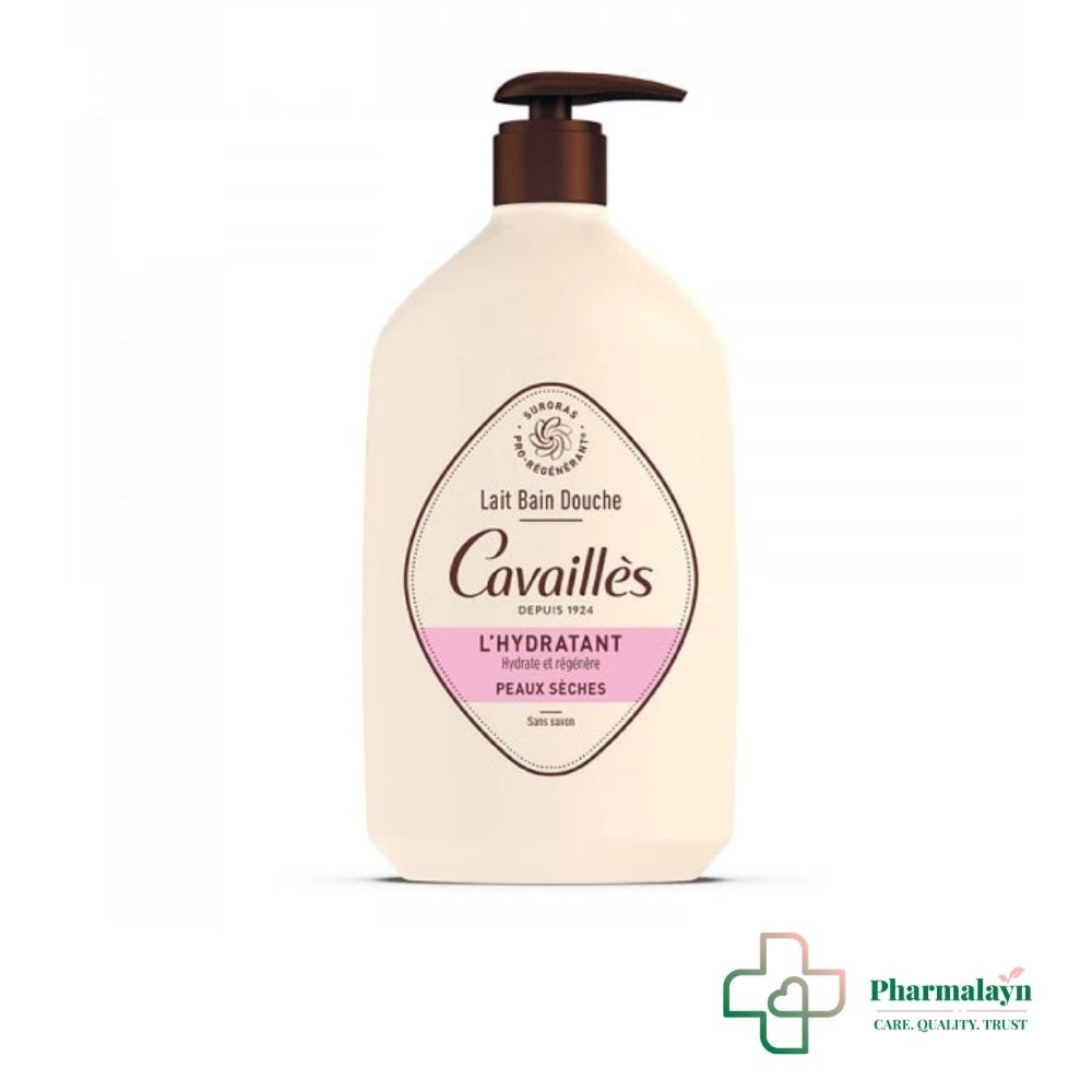 Rogé Cavaillès Lait Bain & Douche Hydratant 400 ml est un soin lavant surgras spécialement conçu pour les peaux sèches et sensibles. Sa formule enrichie en surgras végétal pro-régénérant® et en protéines de lait nettoie délicatement la peau tout en aidant à préserver son hydratation naturelle. Sans savon et testé dermatologiquement, il convient à toute la famille dès 1 an. Bénéfices Nettoie en douceur sans dessécher la peau. Hydrate et protège les peaux sèches au quotidien. Aide à préserver le processus naturel de régénération cutanée. Texture crème onctueuse au parfum fleuri et crémeux. Convient au visage et au corps. 85 % d’ingrédients d’origine naturelle. Conseils d’utilisation Appliquer sur peau mouillée sous la douche ou dans le bain, faire mousser puis rincer abondamment. Format : Flacon 400 ml – idéal pour une utilisation quotidienne par toute la famille.