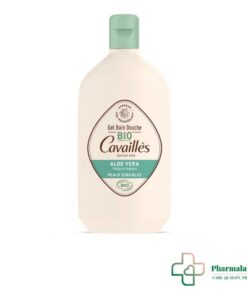 Offrez à votre peau un moment de douceur avec le Gel Bain Douche Aloe Vera Bio de Rogé Cavaillès. Spécialement formulé pour les peaux sensibles et délicates, ce gel lavant sans savon nettoie efficacement tout en respectant l'équilibre naturel de la peau. Enrichi en Aloe Vera Bio et en surgras végétal, il aide à hydrater, apaiser et protéger la peau du dessèchement quotidien. Sa mousse légère et son parfum d'origine naturelle procurent une agréable sensation de fraîcheur et de bien-être pour toute la famille dès 1 an. Les points forts : Nettoie en douceur sans savon Enrichi en Aloe Vera Bio apaisant Hydrate et protège les peaux sensibles Surgras végétal pro-régénérant 98 % d'ingrédients d'origine naturelle Convient au visage et au corps Utilisable par toute la famille dès 1 an Flacon recyclable fabriqué à partir de plastique recyclé Conseils d'utilisation : Appliquer sur peau mouillée sous la douche ou dans le bain, faire mousser puis rincer abondamment. Usage quotidien.